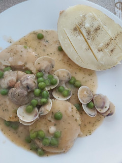 Una foto de Medallones de merluza con almejas y guisantes ☺