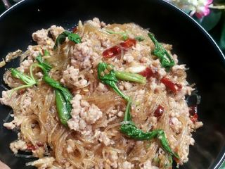 ผัดกะเพราวุ้นเส้นหมูสับ