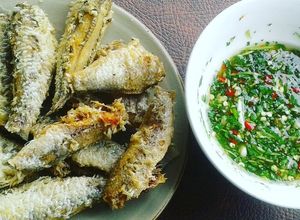 Hình của món Cá linh chiên giòn chấm mắm ngò.