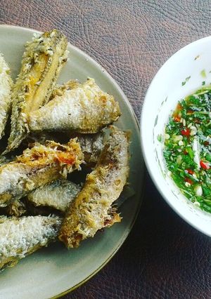 Hình của món Cá linh chiên giòn chấm mắm ngò.