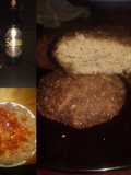 Kebb frito y crudo, con ensalada y cerveza negra