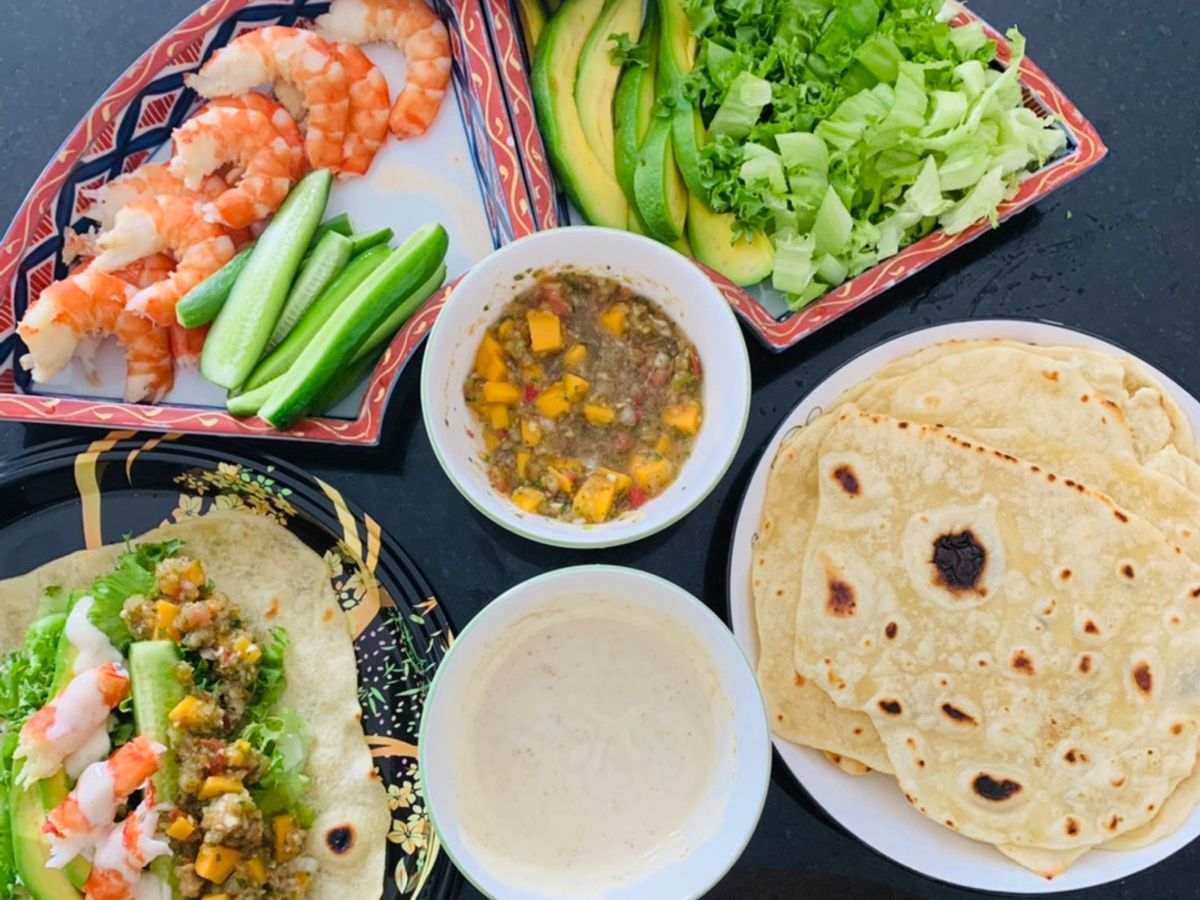 Vào bếp cùng con: Taco tôm với tortilla từ bột mì và sốt salsa xoài
