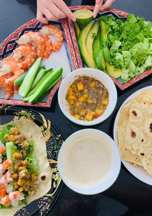 Hình của món Vào bếp cùng con: Taco tôm với tortilla từ bột mì và sốt salsa xoài.
