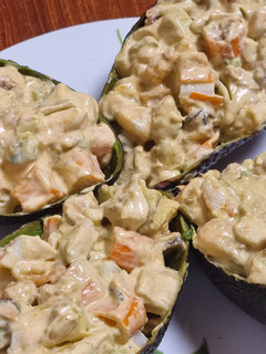 Una foto de Aguacates rellenos de ensaladilla de verano