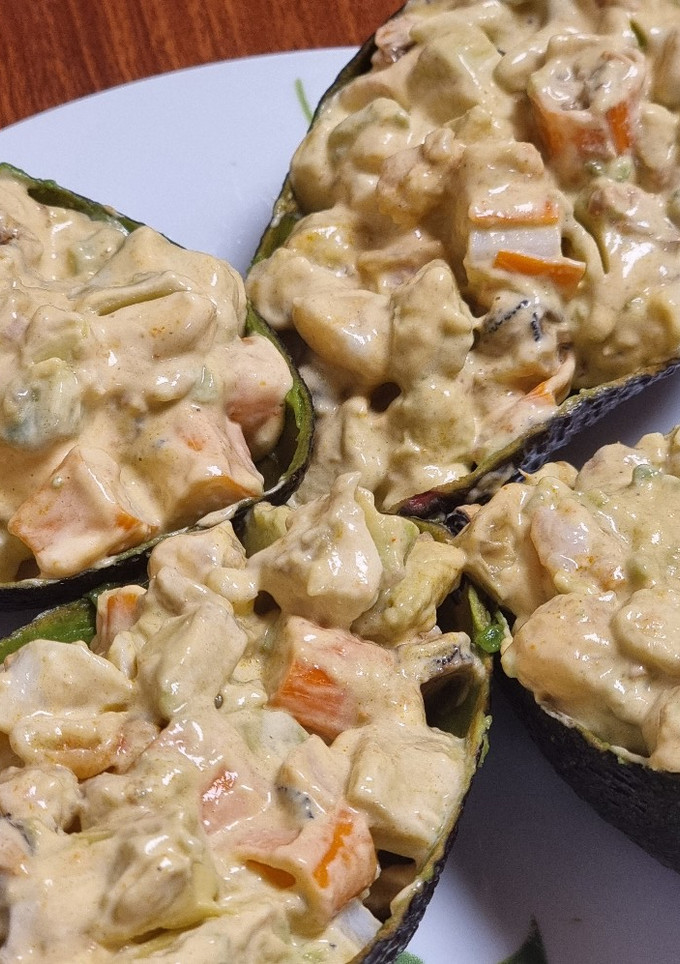 Una foto de Aguacates rellenos de ensaladilla de verano
