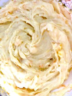 Una foto de FROSTING (BAÑO MUY CREMOSO PARA CUBIERTA DE TORTAS Y RELLENOS) 🤩😋🤗