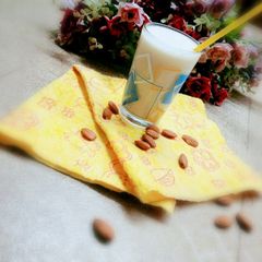 Almond milk A picture of Almond milk.