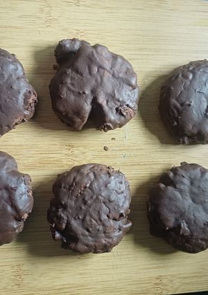 Una foto de Galletitas con chips de chocolate, bañadas en chocolate
