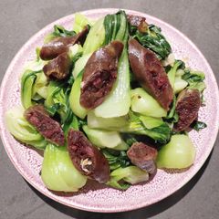 A picture of Bak choy with Chinese Sausage.