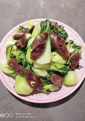 A picture of Bak choy with Chinese Sausage.