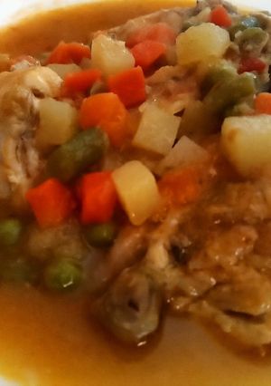 Una foto de Pollo en salsa con verduras