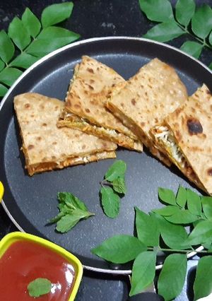 પુડલા રોટલી સેન્ડવીચ (Pudla Rotli Sandwich Recipe In Gujarati) રેસીપી મુખ્ય ફોટો
