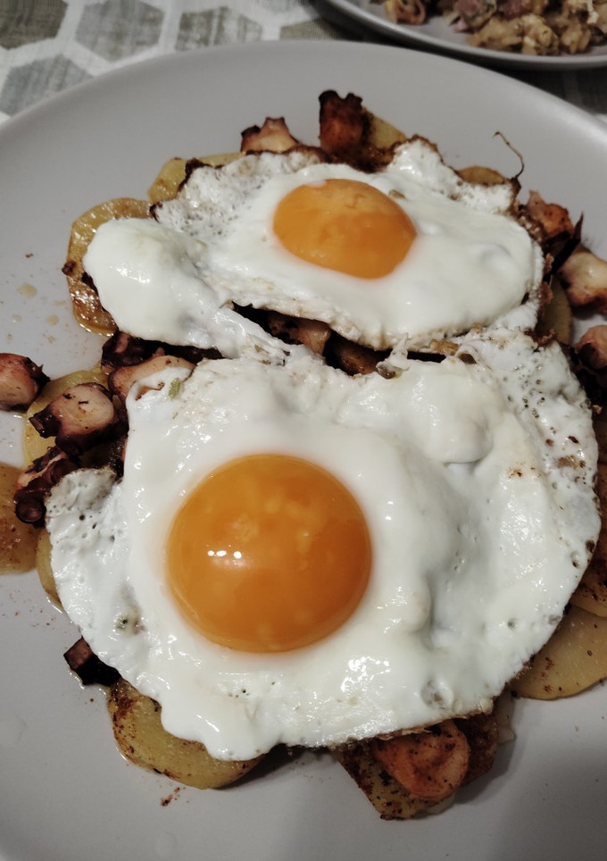 Una foto de Pulpo a la gallega con huevos rápida