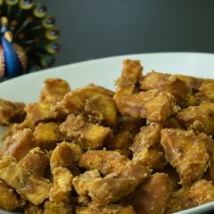 A picture of Sarkara upperi/Jaggery Coated Banana Chips.