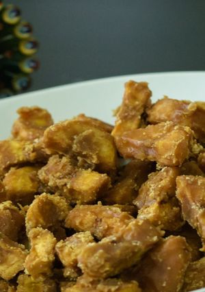 A picture of Sarkara upperi/Jaggery Coated Banana Chips.