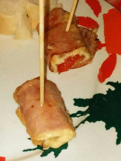 Una foto de Pincho de bacon, pimiento del piquillo y queso