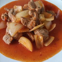 A picture of Meat with onions stew.