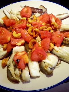 Una foto de Ensalada de berenjenas, tomate y anacardos tostados