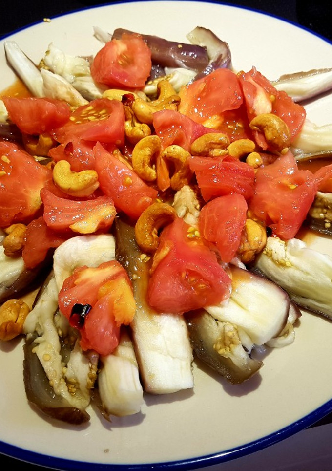 Una foto de Ensalada de berenjenas, tomate y anacardos tostados