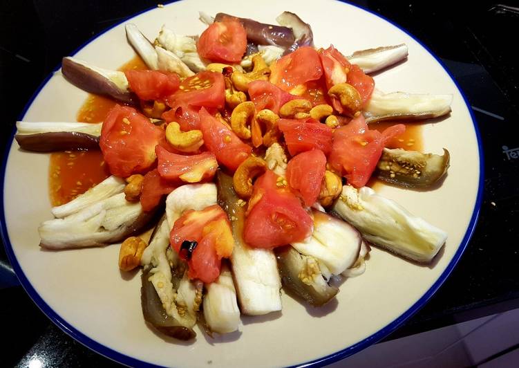 Ensalada de berenjenas, tomate y anacardos tostados