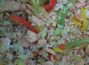 Una foto de Arroz Jasmin con salmón y mango