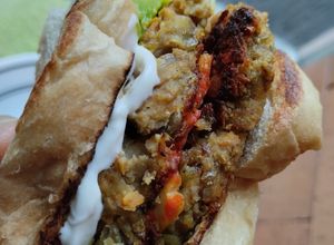 Una foto de Hamburguesa doble de lentejas...🤪🥪🍱