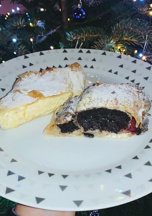 Túrós és meggyes mákos rétes házi rétestésztából recept fotója