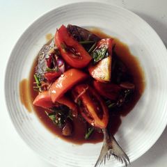 A picture of fried fish with flirting sauce.