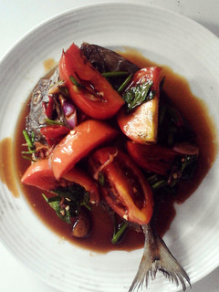 A picture of fried fish with flirting sauce.