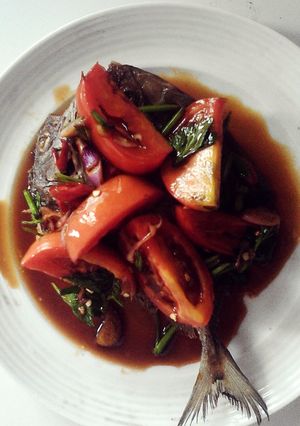 A picture of fried fish with flirting sauce.