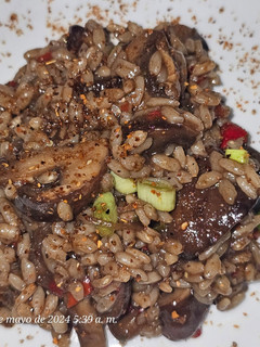 Una foto de Arroz con setas y ajos tiernos