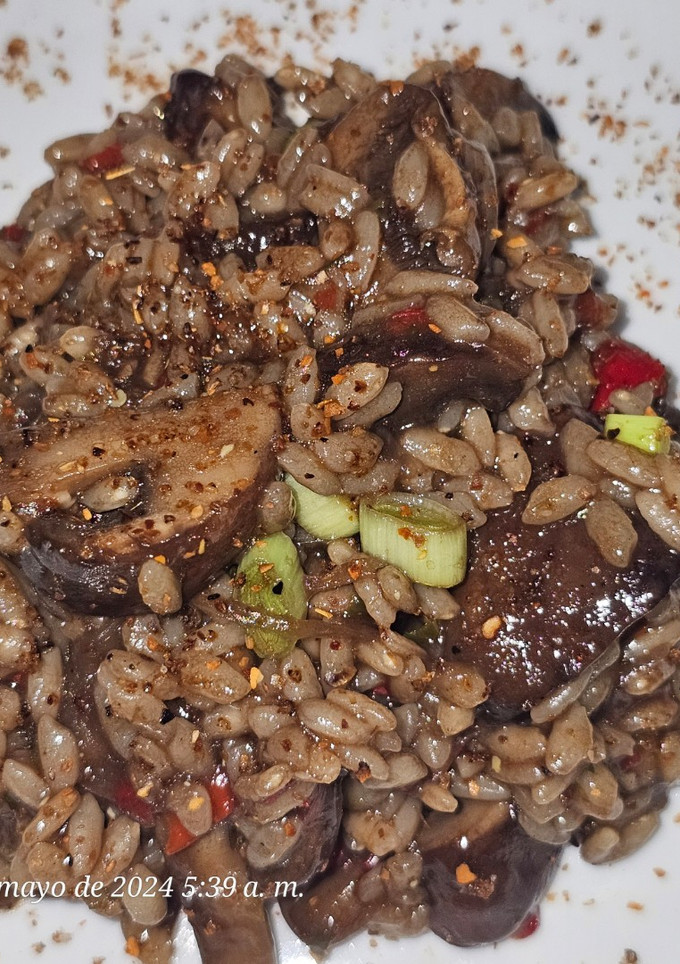 Una foto de Arroz con setas y ajos tiernos