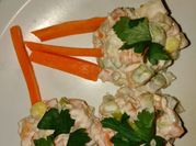 Una foto de ensalada rusa atún