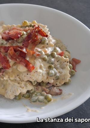 Foto di Ravioli al Radicchio con Crudo Croccante e Piselli 🫛