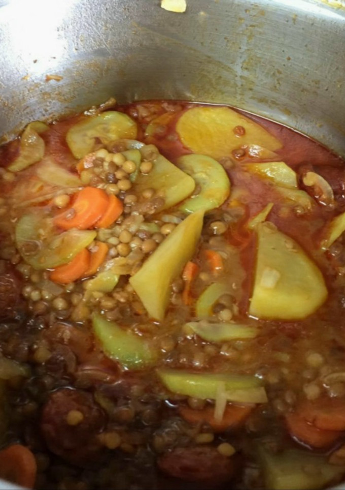 Una foto de Guiso de lentejas con chorizo fácil