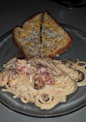 A picture of For the cheese and garlic lovers out there. My beaded chicken cheesy spaghetti.