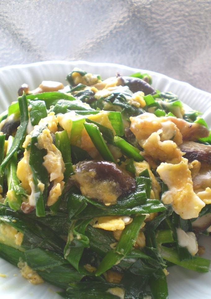 A picture of Try with Shiitake Mushrooms Stir-fried Pork with Garlic Chives and Eggs.