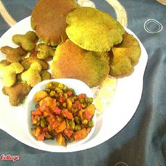 A picture of Palak Puri Gajar Matar ki Sabji.