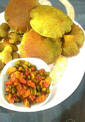 A picture of Palak Puri Gajar Matar ki Sabji.