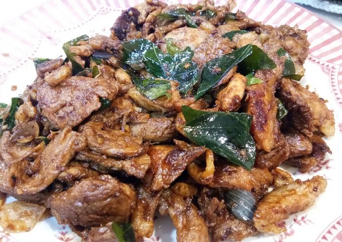 Recipe: Appetizing Kum Heong Fried Pork Meat