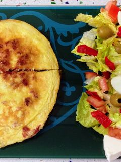 Una foto de Tortilla de jamón ibérico y ensalada