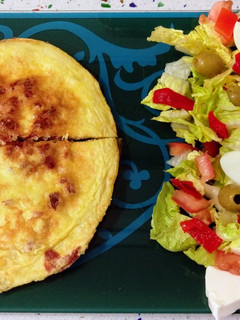 Una foto de Tortilla de jamón ibérico y ensalada