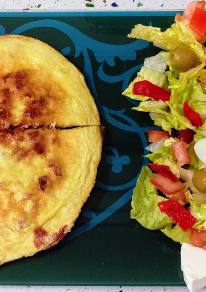 Una foto de Tortilla de jamón ibérico y ensalada