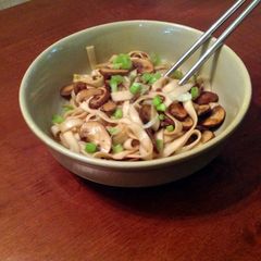A picture of Mushroom Lo Mein.