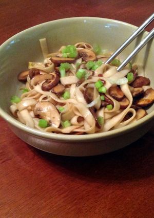 A picture of Mushroom Lo Mein.