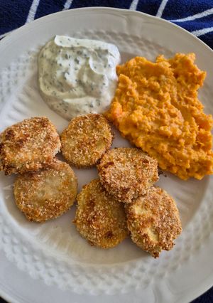 Ropogós rántott cukkini édesburgonya-pürével és fokhagymás görög joghurtos mártogatóssal recept fotója