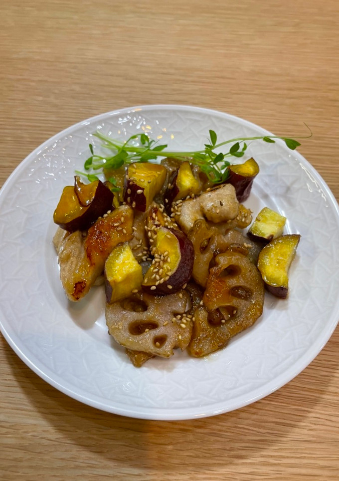 雞肉 蓮藕 地瓜🍠 酸甜炒                    鶏肉　れんこん　さつまいもの甘酸っぱい炒め 的食譜成品照片