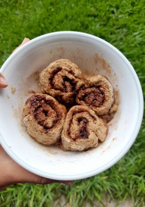 Una foto de Rolls de canela veganos en microondas