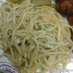 A picture of Linguine with parsley and pepper sauce.