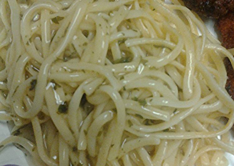 Linguine with parsley and pepper sauce